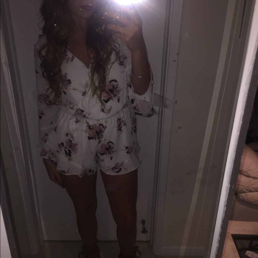 Floral Romper🌸🌺 - Picture 4 of 4